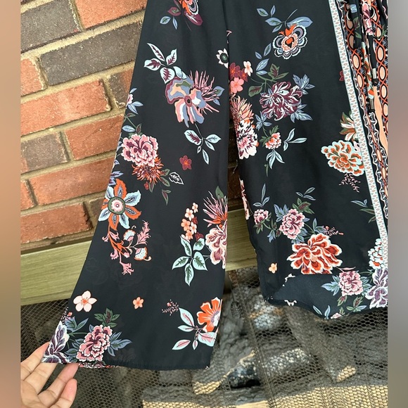 🛍️ black with floral high / low blouse great condition. - Picture 5 of 8